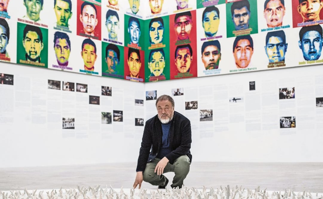 Chinese artist Ai Weiwei poses next to his exhibition - Photo: Germán Espinosa/EL UNIVERSAL