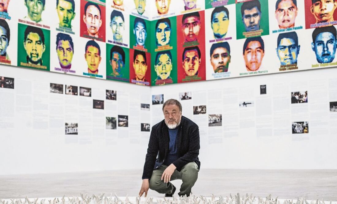 Chinese artist Ai Weiwei poses next to his exhibition - Photo: Germán Espinosa/EL UNIVERSAL