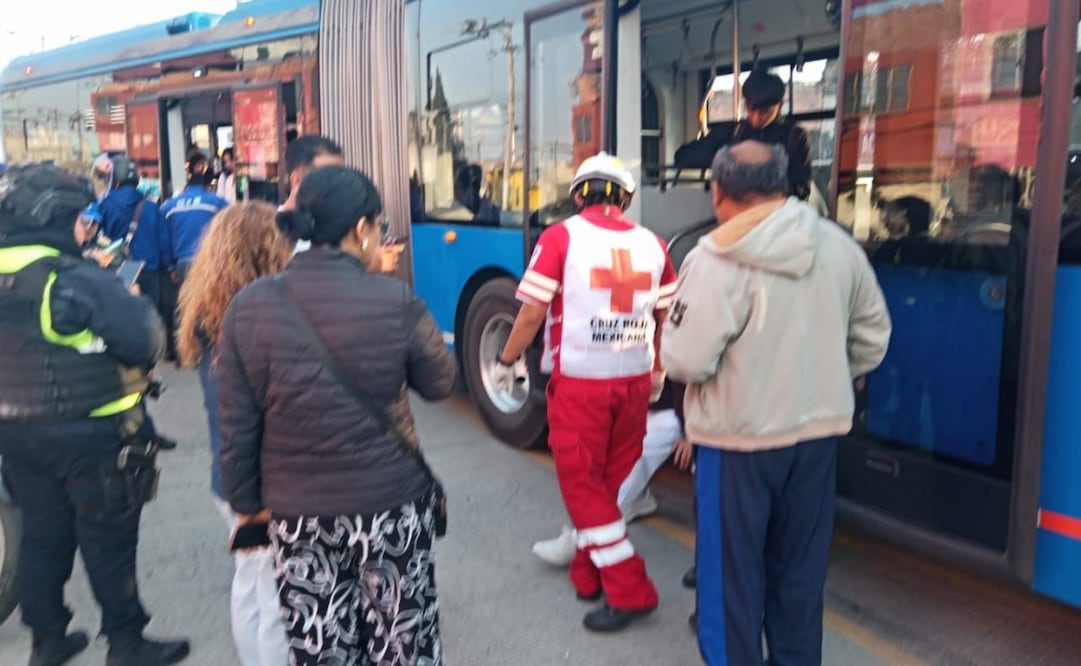 Seis de las 20 personas que resultaron heridas luego del choque de trolebús en Chalco ya fueron dadas de alta. Foto: Especial.
