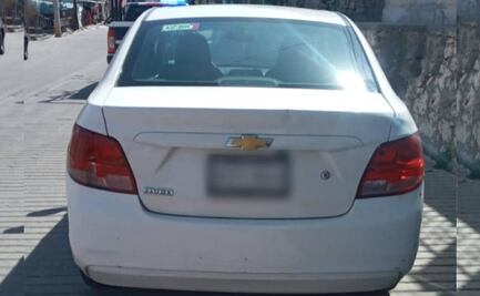 Con violencia y rociando gas pimienta, tres menores roban vehículo a taxista en Tlalnepantla