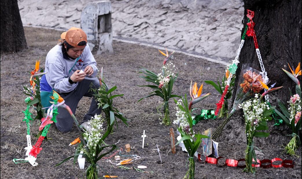 Personas de la CDMX y Edomex acuden al Puente de la Concordia a dejar flores y limpiar memoriales para las víctimas de la explosión de una pipa de gas en la alcaldía Iztapalapa, el 17 de septiembre de 2025. Foto: Carlos Mejía/EL UNIVERSAL