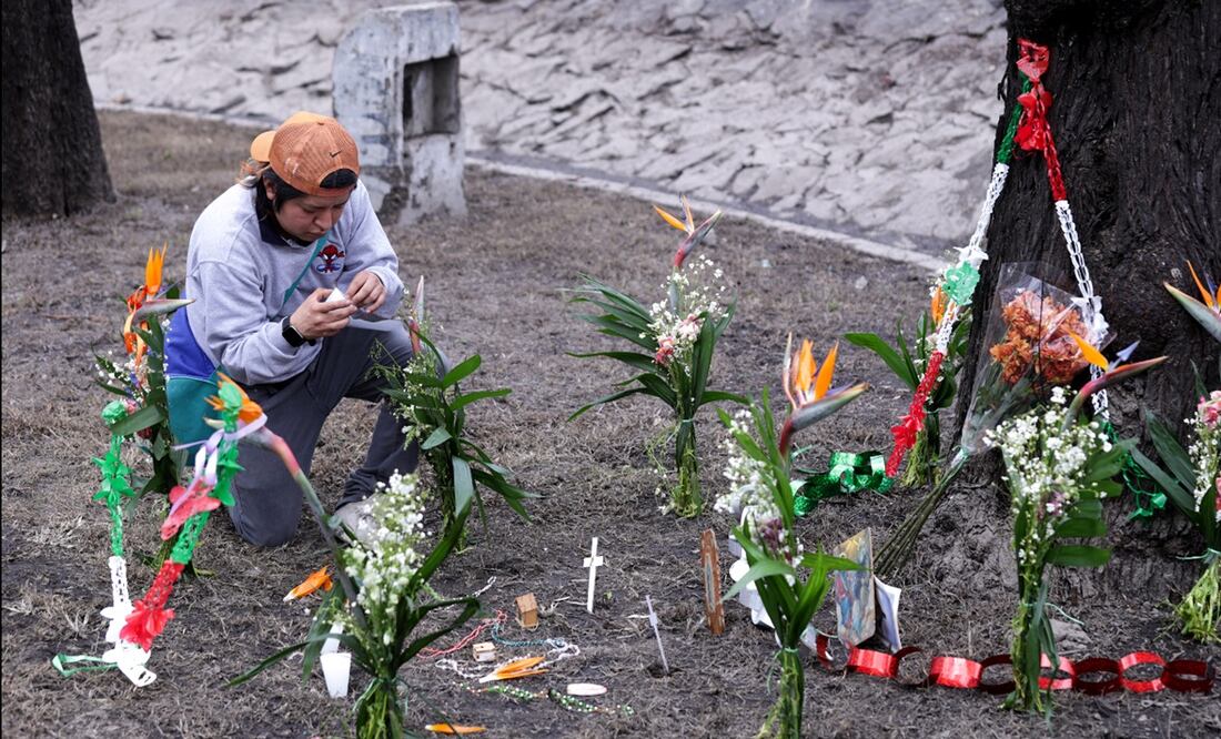 Personas de la CDMX y Edomex acuden al Puente de la Concordia a dejar flores y limpiar memoriales para las víctimas de la explosión de una pipa de gas en la alcaldía Iztapalapa, el 17 de septiembre de 2025. Foto: Carlos Mejía/EL UNIVERSAL