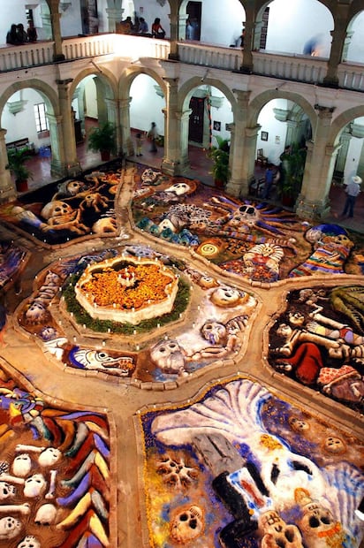 Decoraciones monumentales se colocan tapetes de arena y flores en explanadas y atrios por todo el centro histórico. Foto: Juan Carlos Reyes. EFE