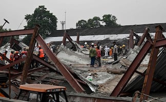 VIDEO: Derrumbe de almacén en India deja 3 muertos; reportan hasta 18 trabajadores atrapados