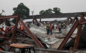 VIDEO: Derrumbe de almacén en India deja 3 muertos; reportan hasta 18 trabajadores atrapados