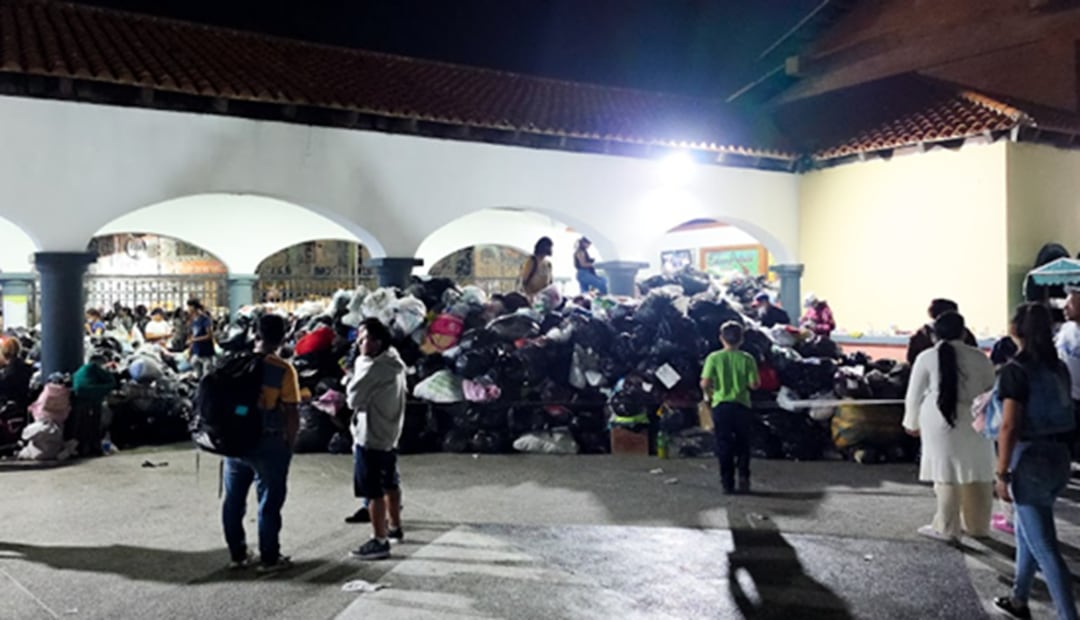 Grandes cantidades de ropa en el Parque del Oeste, en Caracas. FOTO: EZEQUIEL CARÍAS. EL NACIONAL. GDA