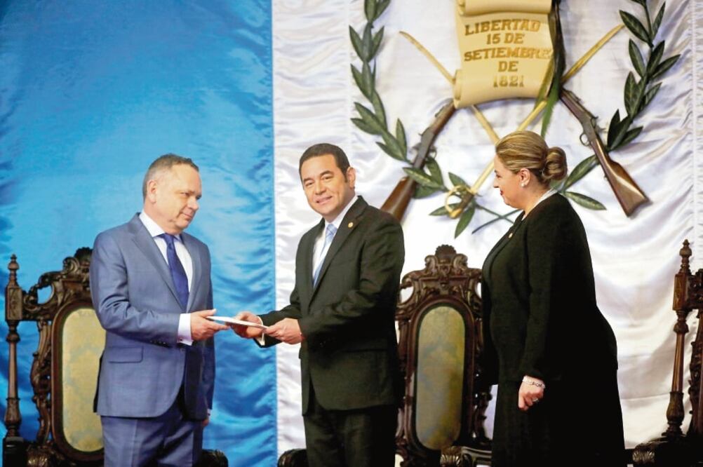 El presidente de Guatemala, Jimmy Morales (centro), al recibir ayer las carta s credenciales del nuevo embajador de Francia, Jean Francois Charpentier (ESTEBAN BIBA. EFE)