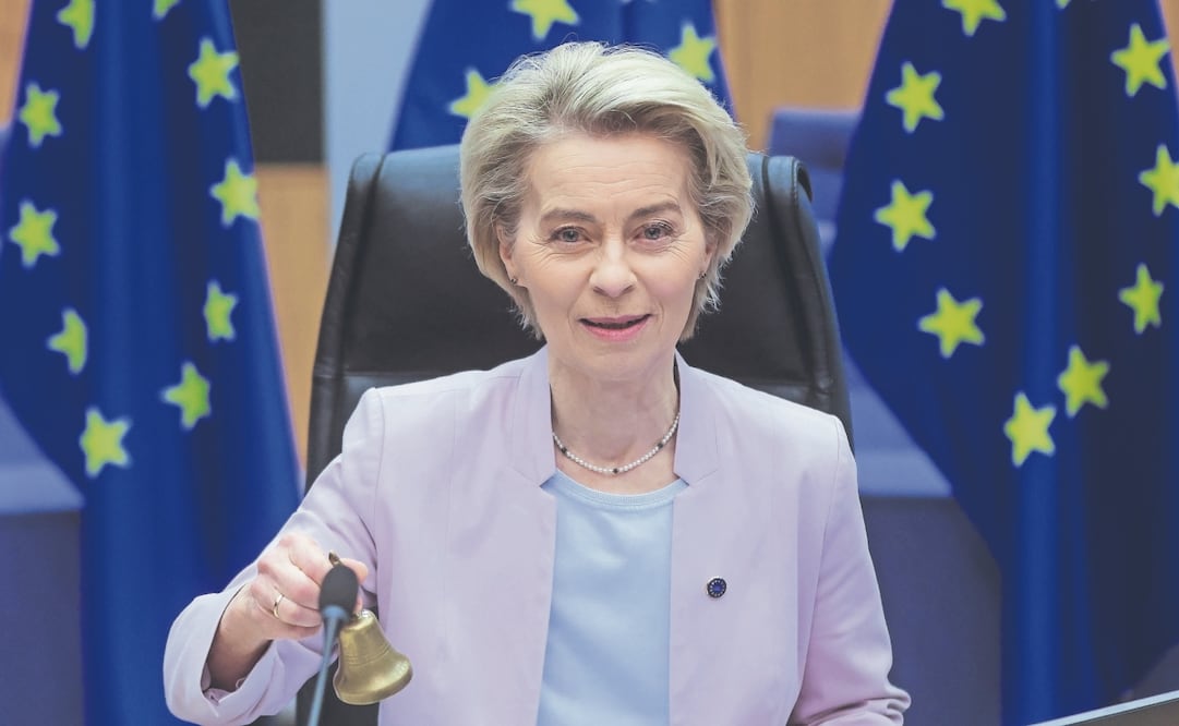 La presidenta de la Comisión Europea, Ursula von der Leyen, al inicio de una reunión del Colegio de Comisarios en Bruselas, Bélgica, el miércoles pasado. Foto: de OLIVIER HOSLET. EFE