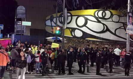 Padres de familia cierran Insurgentes por falta de personal en secundaria