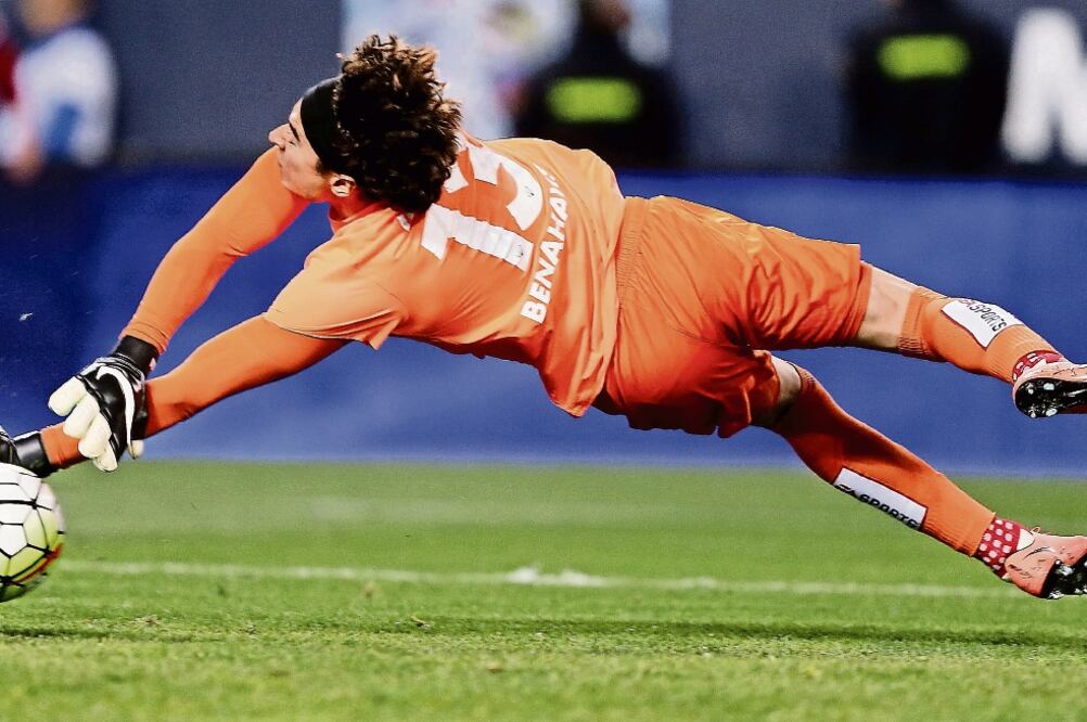 El portero del Málaga, poco a poco ha tenido mayor actividad en España en esta temporada (JORGE ZAPATA. EFE)