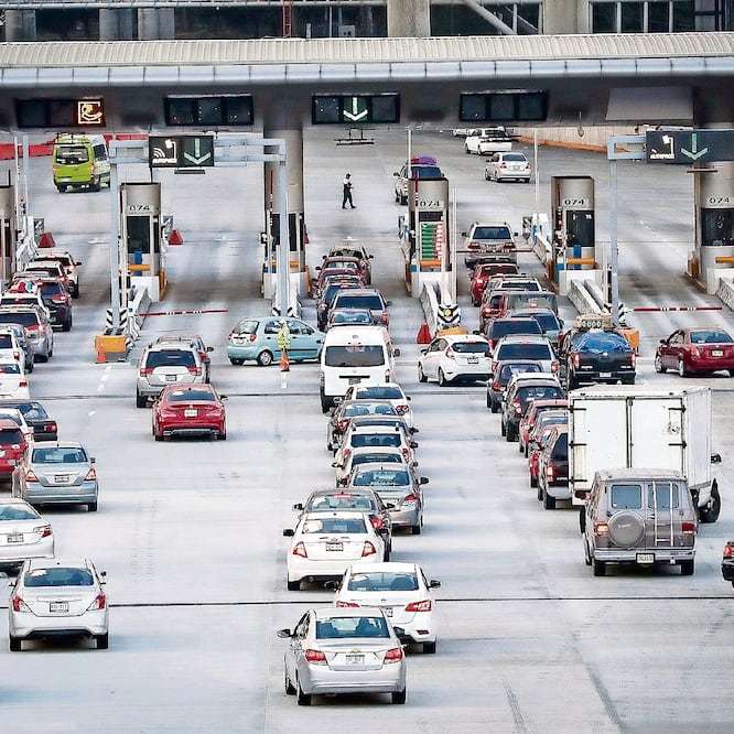 Cientos de vacacionistas hicieron fila en la caseta México-Cuernavaca, luego de haber disfrutado la Semana Santa fuera de la CDMX. Esa es la temporada alta para la renta de vehículos, explicó la asociación de arrendadoras de automóviles. ARCHIVO