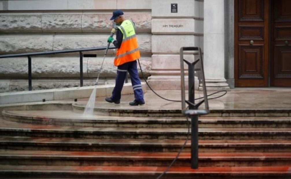Activistas vierten “sangre” en edificio del Tesoro de Gran Bretaña