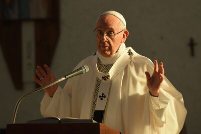 Acusan al papa Francisco de propagar la herejía