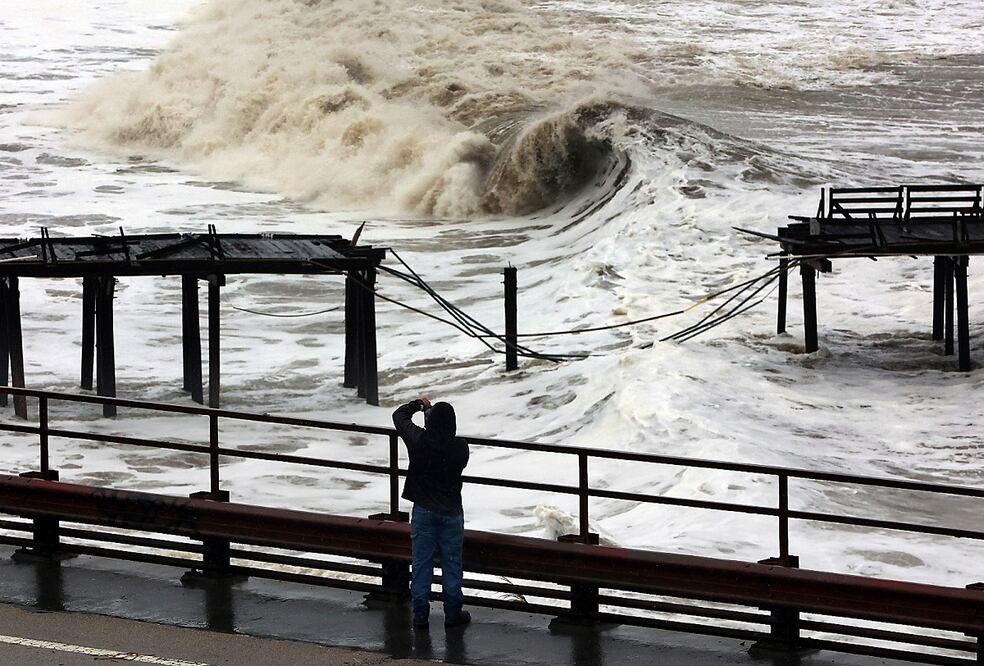 Poderosas olas golpean el muelle de Capitola después de que una tormenta destruyera una sección de la estructura el 5 de enero pasado. Foto: AP