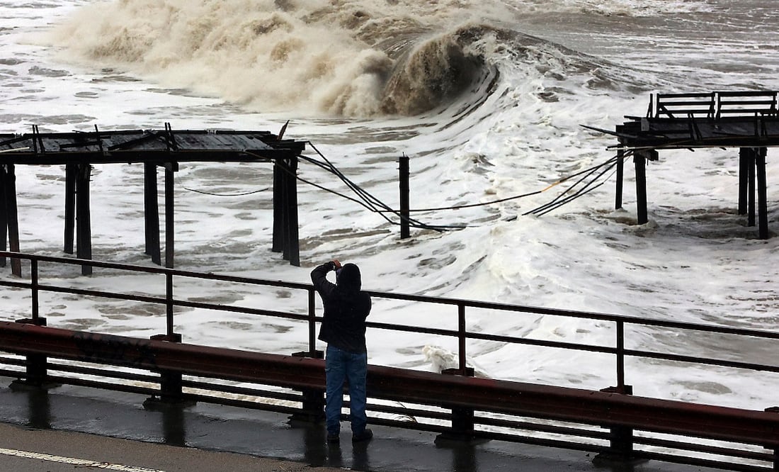Poderosas olas golpean el muelle de Capitola después de que una tormenta destruyera una sección de la estructura el 5 de enero pasado. Foto: AP