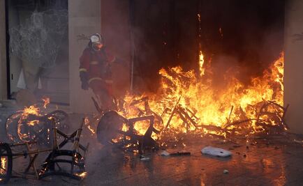 Policía francesa prohíbe a "chalecos amarillos" protestar en Campos Elíseos 