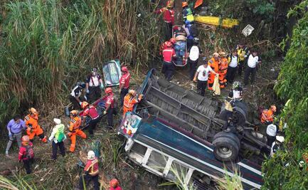 Guatemala declara “luto nacional” tras accidente de autobús; fallecen 51 pasajeros al caer al barranco