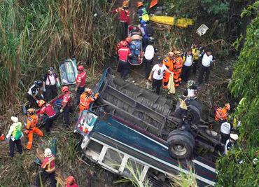 Guatemala declara “luto nacional” tras accidente de autobús; fallecen 51 pasajeros al caer al barranco