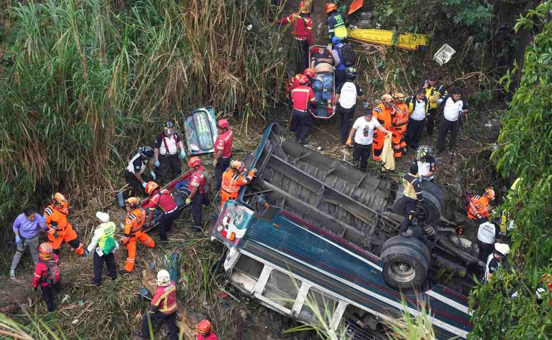 Los bomberos trabajan en la escena de un accidente fatal de autobús después de que cayó de un puente en las afueras de la ciudad de Guatemala, el lunes 10 de febrero de 2025. Foto: AP