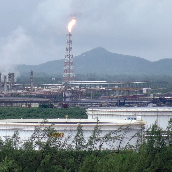 A la segunda semana de octubre, las seis refinerías que opera Pemex Transformación Industrial están procesando en promedio 489.9 mil barriles diarios de petróleo crudo, el nivel más bajo desde 1990. Foto: ARCHIVO EL UNIVERSAL