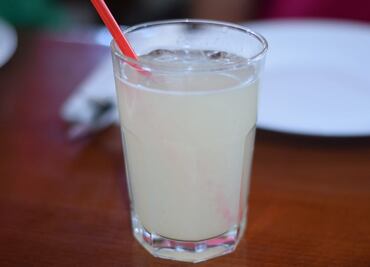 ¿En qué te ayuda el agua de aloe vera con limón?