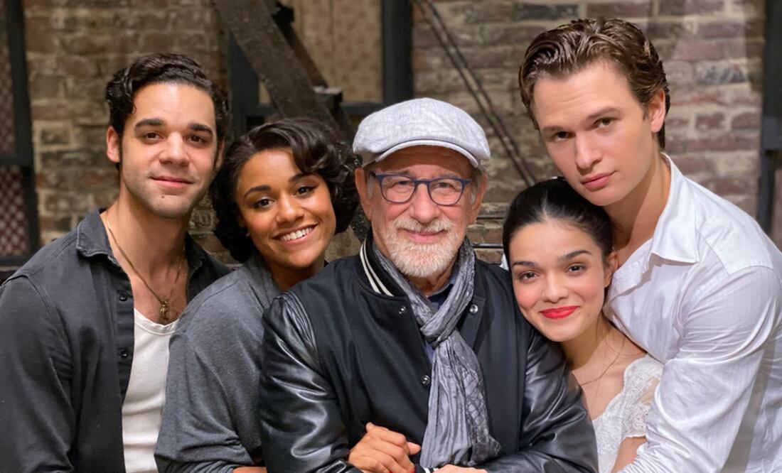 Steven Spielberg posa con el elenco de su "West Side Story" Foto: EFE