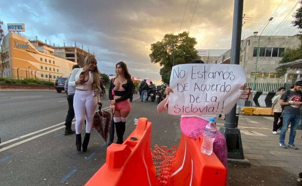 Aseguran que la construcción de la ciclovía les genera fuertes pérdidas económicas.
Foto: Valente Rosas (19/08/25)