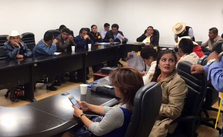 Alcaldes toman oficina de Presupuesto en San Lázaro