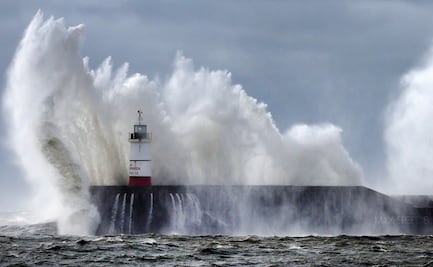 Paso de tormenta "Ciarán" deja cortes de luz y caos en el transporte en Europa; hay tres muertos