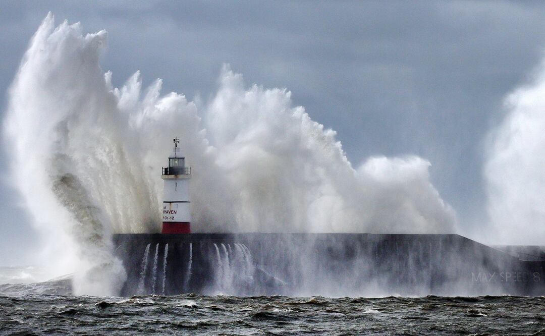 Las olas chocan contra el rompeolas junto al faro de Newhaven (Reino Unido) este jueves. La borrasca Ciarán, con vientos de unos 160 kilómetros por hora, ha provocado la suspensión de servicios ferroviarios y el corte del suministro eléctrico en miles de hogares en el sur de Inglaterra, según las autoridades británicas. Foto: EFE