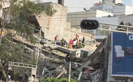 Reportan personas atrapadas en edificio derrumbado en la Condesa