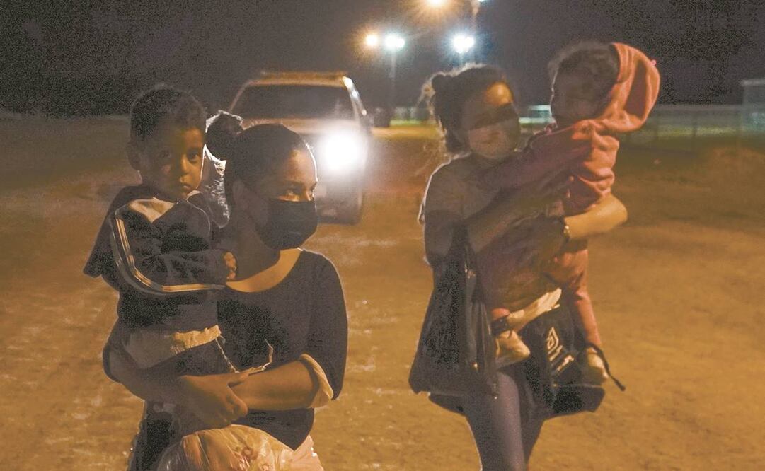 Mujeres migrantes, con sus hijos, en La Joya, Texas, el 11 de mayo. Foto: Gregory Bull. AP