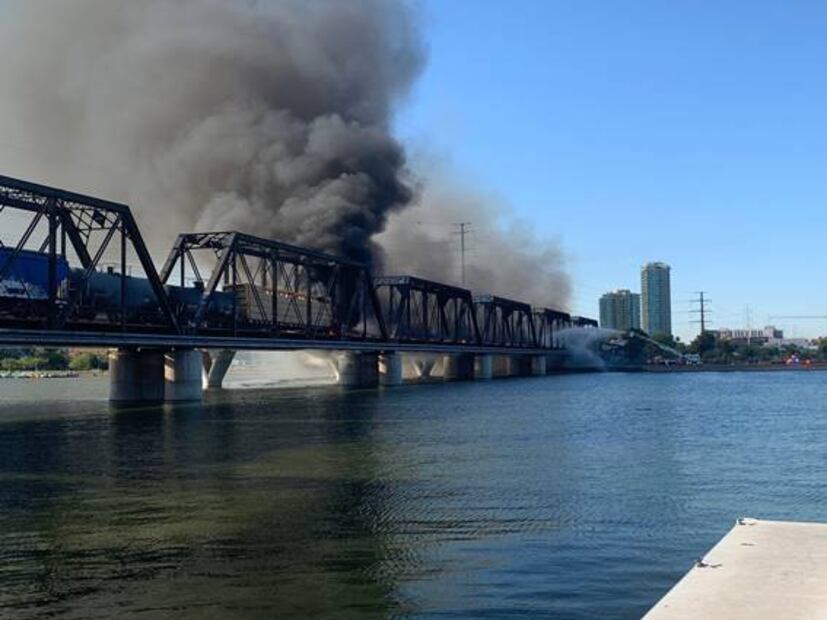 Tren se descarrila sobre puente en Arizona; causa incendio