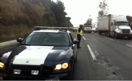 Cierran la México-Querétaro por deslave