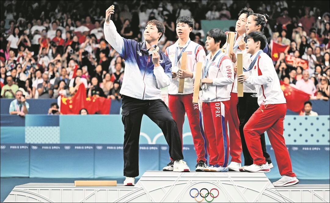 Lim Jonghoon se toma una selfie con el chino Wang Chuqin y Sun Yingsha, así como los norcoreanos Ri Jong Sik, Kim Kum Yong / Foto: AFP