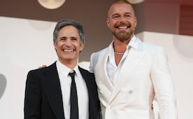 Gael García Bernal presenta en Venecia "Hombre al agua", su película más personal, junto a Ricky Martin y Diego Luna