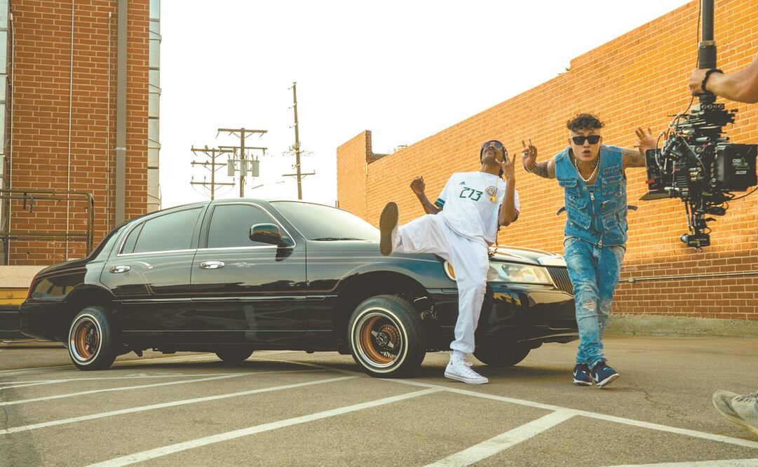 Al lado de Snoop Dogg, el cantante grabó el tema “Mi tío Snoop”. Foto: SONY MUSIC