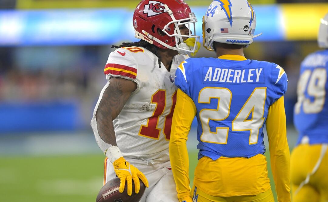 Isiah Pacheco enfrentando a Nasir Adderley / Foto: AP