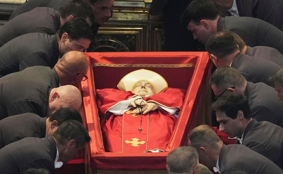 El féretro con el cuerpo del papa Francisco en la basílica de San Pedro en el Vaticano, donde fuevelado durante tres días. Foto: AP