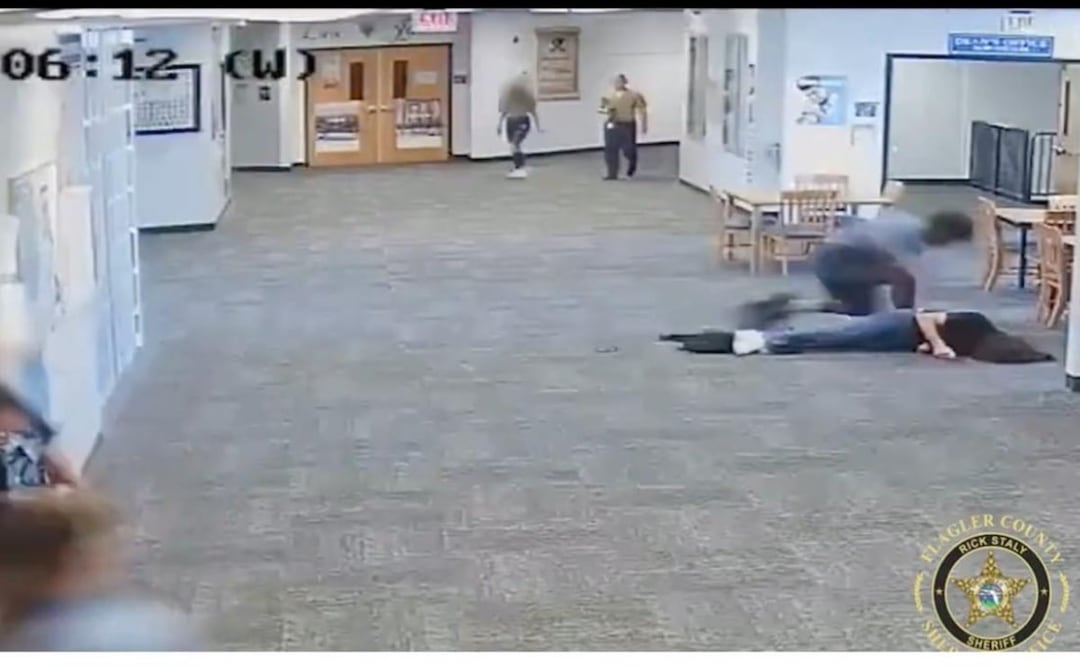 Estudiante golpea a una profesora. Foto: Tomada del video