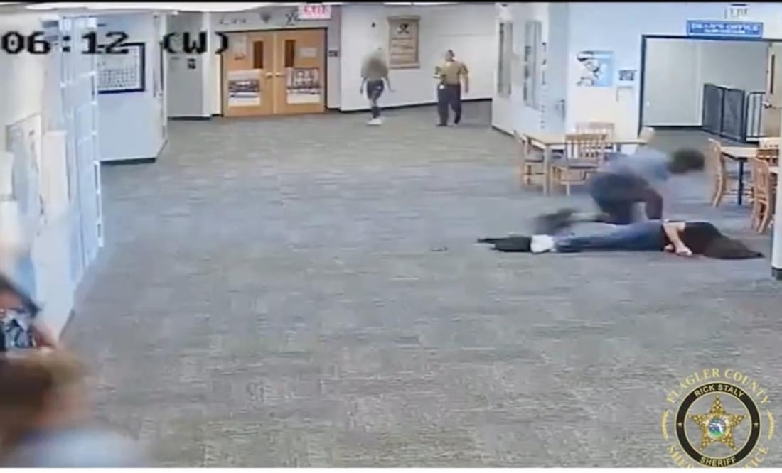 Estudiante golpea a una profesora. Foto: Tomada del video