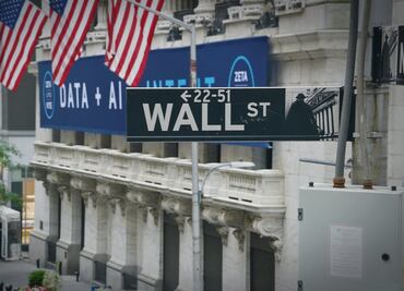 Wall Street tiene su mejor día en más de dos años, tras baja de la inflación en EU