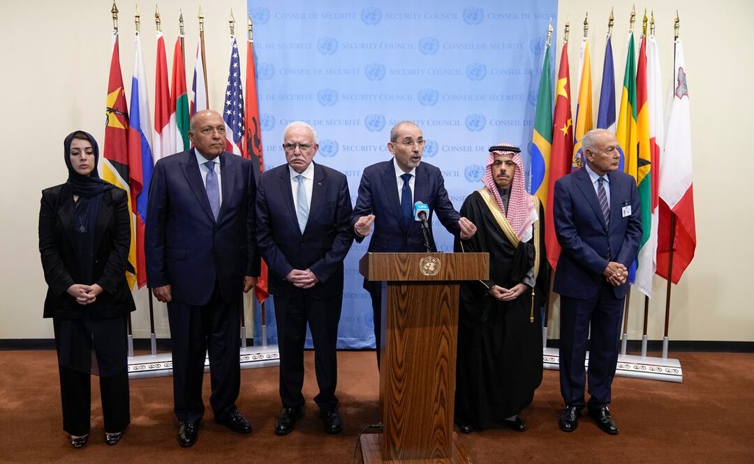 Mientras el Ministro de Asuntos Exteriores de Jordania, Ayman Safadi, habla con los periodistas. Foto: AP