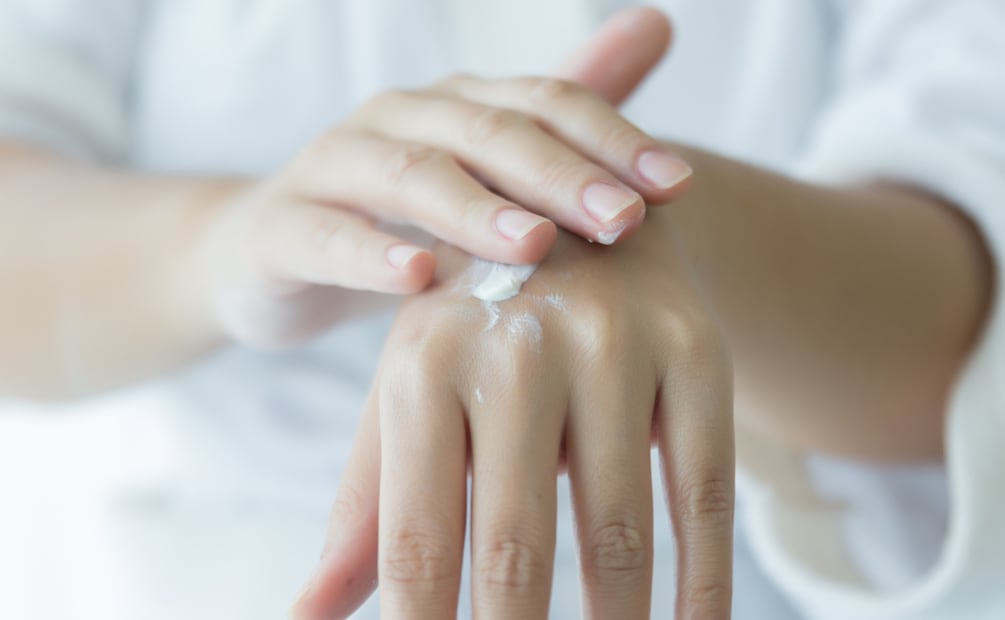¿Manos resecas, rojas o ásperas? El frío puede ser el culpable. Así puedes protegerlas sin complicarte. Foto: Freepik