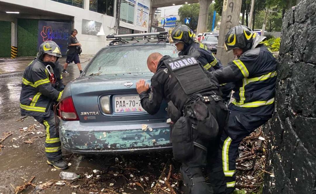 Tras las fuertes lluvias registradas la tarde de este sábado, la alcaldía Magdalena Contreras reporta al menos 20 viviendas afectadas, la mayoría por daños en techos por el peso del granizo. Foto: Especial.