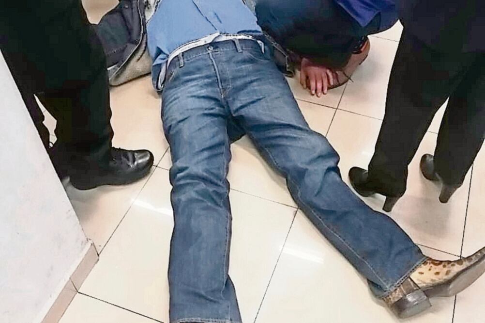 Una imagen del policía de Investigación presuntamente ebrio circuló en redes; es indagado por supuesto abuso de autoridad en agravio de un menor de edad. (ESPECIAL)