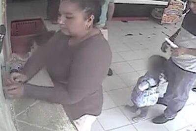 Mujer roba alcancía de propinas en Azcapotzalco