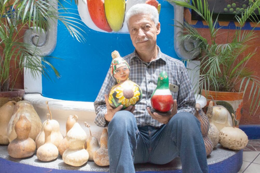 Florián López, oriundo de Tamaulipas y avecindado en Querétaro, dice que sus guajes han sido comprados por gente de al menos 20 países; son su aportación a la cultura del país. “No me importa que los comparen con las muñecas rusas”. Foto: MITZI OLVERA. 