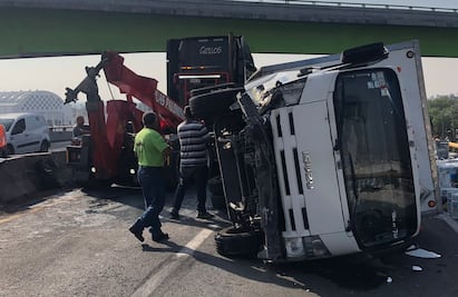Trailero no alcanza a ver fila de autos, choca contra 3 y provoca caos en el Circuito Exterior Mexiquense