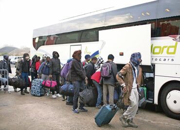 Desalojan a 2 mil 300 refugiados de Calais